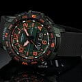 Casio PRT-B50FE-3ER мужские часы застежка крупным планом