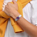 Swatch LL126 женские часы застежка крупным планом
