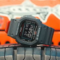 Casio Casio G-Shock DW-5600UHR-1DR (DW-5600UHR-1) электронные мужские часы часы, крупный план  циферблат