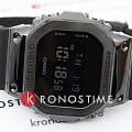 Casio GM-5600B-1ER мужские часы застежка крупным планом