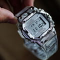 Casio GM-5600SCM-1ER мужские часы застежка крупным планом