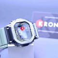 Боковая сторона корпуса Casio Casio G-Shock GM-5600B-3 с заводной головкой и логотипом бренда