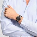 Swatch YVG410 мужские часы застежка крупным планом