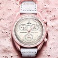 Swatch Swatch x Omega Bioceramic Moonswatch Mission to Venus SO33P100  наручные женские часы фото под углом.
